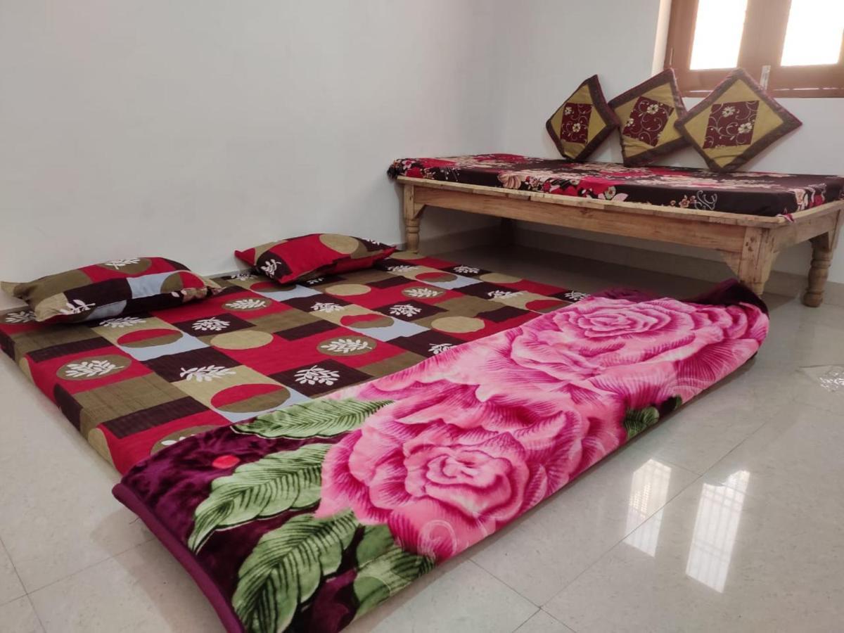 Nidhivan Homestay Vrindāvan Exteriör bild